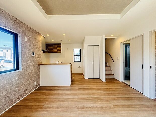 家族団欒のリビング。陽光差し込む食卓には家族の会話とスマイルが溢れます。いつまでもここで食卓を囲みたくなる、そう感じさせてくれるスペース。