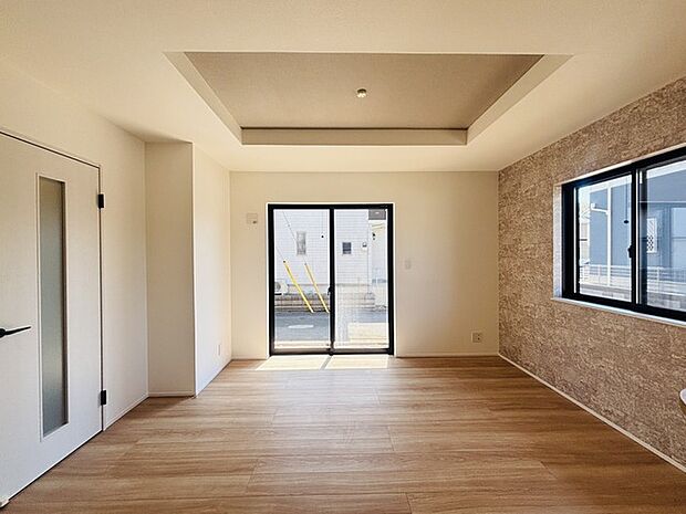 家族の集うリビングには色々な方向から光が差し込む設計に。家族のコミュニケーションが弾むスポットだから明るい雰囲気であってほしい。