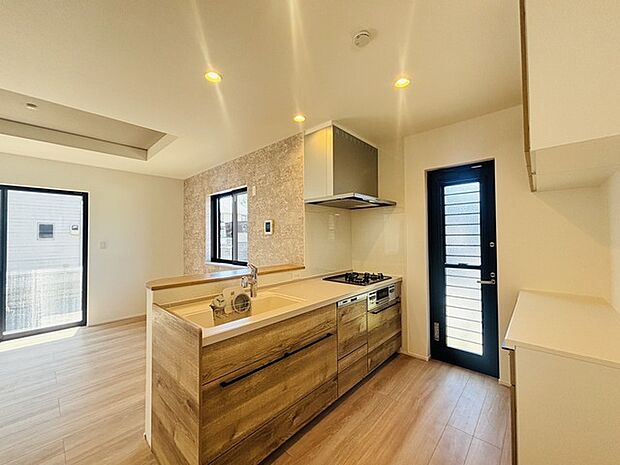 家族が一番集まる場所だから広々としつつも素敵な空間であって欲しい。皆がくつろぐリビングからキッチンまでが一つに繋がる空間。