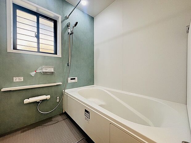 落ち着いた色味の浴室で1日の疲れをゆっくりと癒してください。