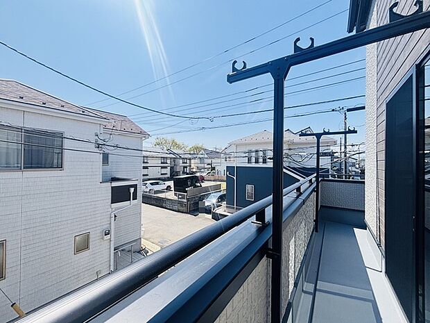 陽ざしが差込む明るいバルコニー。奥行きのあるバルコニーはお洗濯時に助かります。