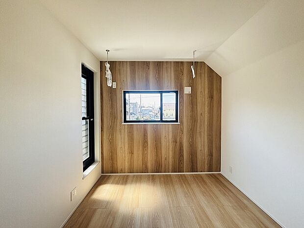 ホスクリーン付きの洋室