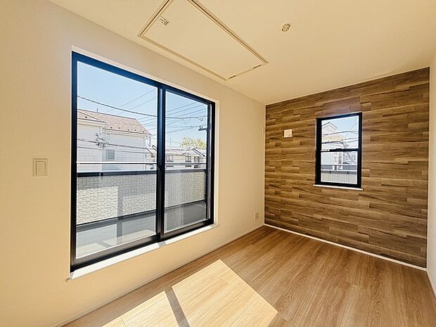 大きな開口部から明るい光が差し込む、日中の室内の明るさがこの部屋の魅力です。