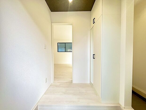 玄関はおうちの顔とも呼ばれる重要な場所!明るくスッキリと見える空間で住まう人を見送り、出迎えてくれます。