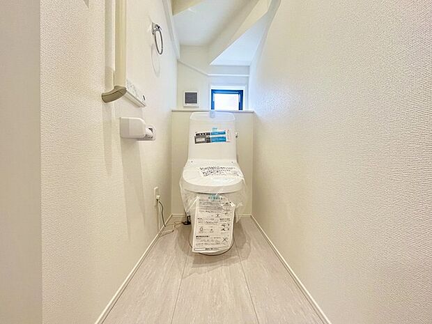 ウォシュレット機能付きのトイレ。換気のしやすい窓付きで、収納もあり実用性も兼ね備えた造り。