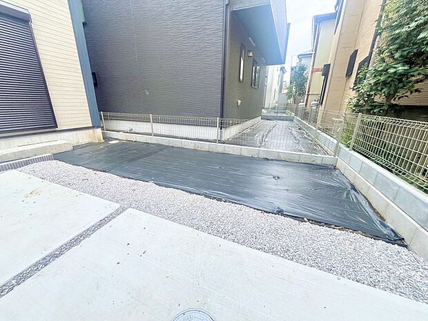 戸建てならではのお庭スペース。BBQやガーデニング、お子様のプールなど、、、、様々な楽しみ方ができるプライベート空間。ご家族皆さままで思いっきりお楽しみください。