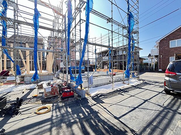 未来への礎を築く、静かなる期待感が満ちる空間。澄み渡る青空の下、職人たちの手によって、生命が宿り始めたばかりの構造物が力強くそびえ立っています。