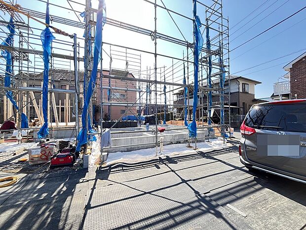 広がる青空の下、新しい暮らしの基盤が着々と築かれていく様子が伺える、希望に満ちた空間