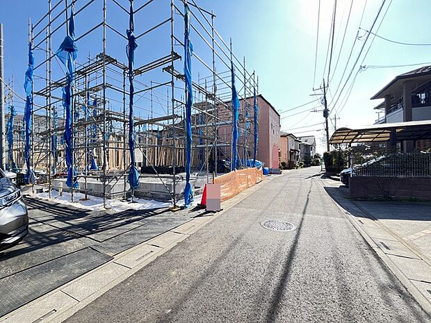 前面道路は広く、駐車がしやすいです。駐車スペース2台分ございます。