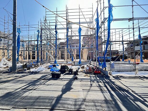 澄み渡る空の下、未来への期待を纏った空間が広がります。確かな構造が、健やかな暮らしを支える礎となるでしょう