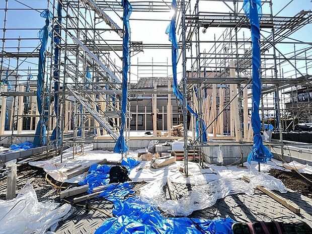 確かな骨格が空へと伸び、未来への可能性を感じさせる空間。澄み切った青空の下、これから始まる新しい暮らしの物語が、この場所から紡がれていく