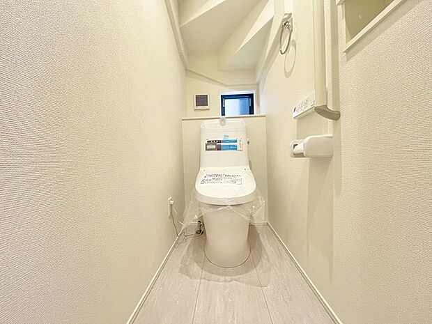 ウォシュレット機能付きのトイレ。換気のしやすい窓付きで、収納もあり実用性も兼ね備えた造り。