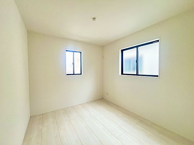 大きな開口部から明るい光が差し込む、日中の室内の明るさがこの部屋の魅力です。