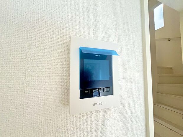 録画機能もあり、どのような人が何時に来訪されたのかが分かります。防犯上はもちろん、お届け物などの把握にも便利です。ライトが付いているので、夜間でも安心です。