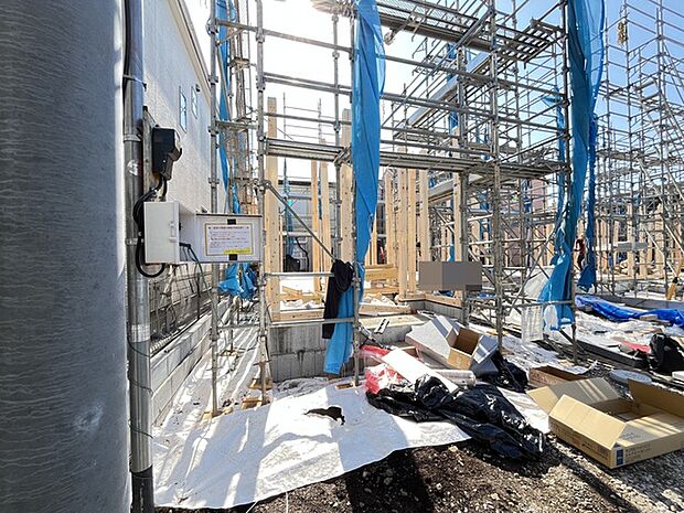 現在形づくられる住まい、その姿が日差しに照らされ、確かな未来へと誘います