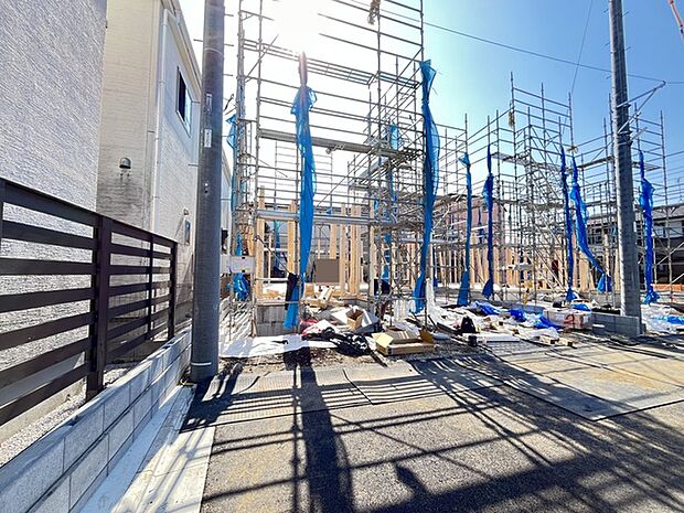 新しい暮らしが息づく、未来への架け橋となる舞台。青い空の下、確かな技術で確かな安心を築き上げていく情景が広がります