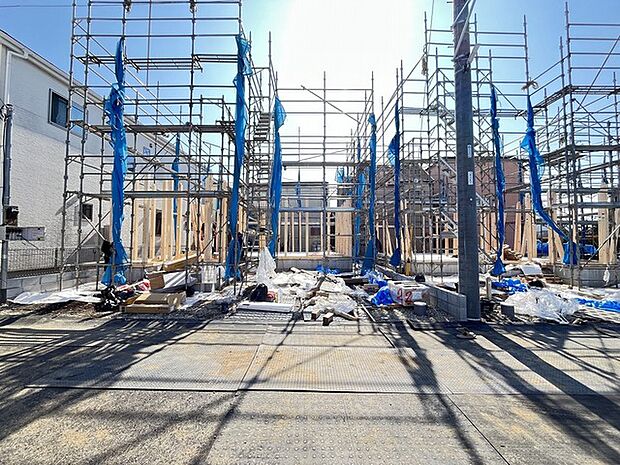 新しい暮らしへの期待が膨らむ、建設中の住まい。活気あふれる工事現場から、未来への物語が紡がれていきます