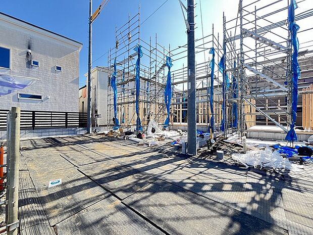 澄み渡る青空の下、生命力あふれる空間が育まれていく過程。新しい営みが息づく、心地よい広がりを感じさせる街並みがここから始まります 