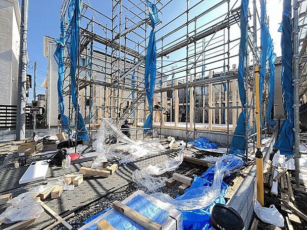 清々しい空の下、職人の手によって住まいが形作られていく様子は、未来への希望を感じさせます。木材の温もりと、これから始まる新しい暮らしへの期待が、この空間から広がっていきます 