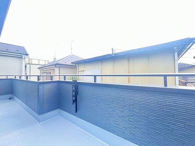 南側のお部屋から出入りできる、奥行きのあるワイドバルコニー。心地よい陽射しと暖かな風を楽しむことが出来ます。