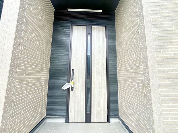 玄関はおうちの顔とも呼ばれる重要な場所!明るくスッキリと見える空間で住まう人を見送り、出迎えてくれます。