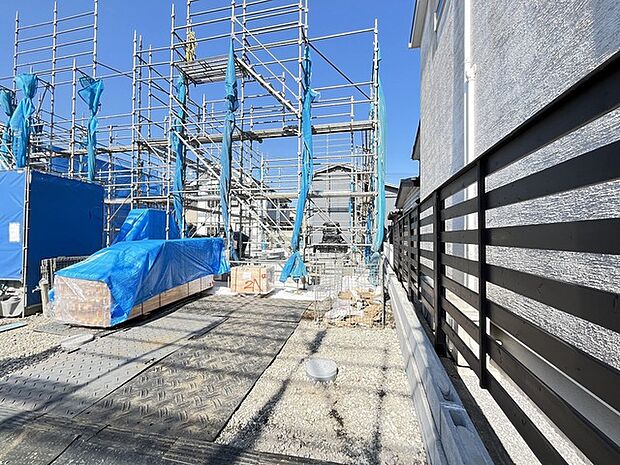 建設中の真新しい空間が、これから始まる穏やかな日々を静かに見守ります 