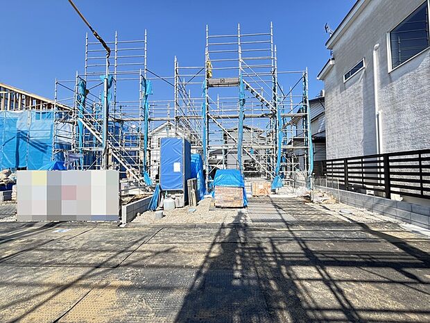 澄み渡る青空の下、未来へと続く構造美。都市の躍動と調和する、洗練された住まいがここに誕生します 