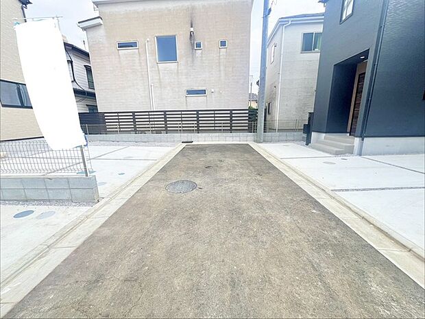 前面道路は通り抜けができないため、交通量が少なく静かな住環境です。