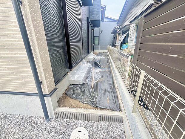 戸建てならではのお庭スペース。BBQやガーデニング、お子様のプールなど、、、、様々な楽しみ方ができるプライベート空間。ご家族皆さままで思いっきりお楽しみください。 