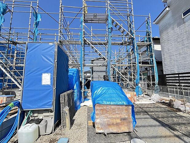 清々しい青空の下、職人の手によって、未来への住まいが確かな輪郭を帯びていく。整然と組み上げられた足場は、この地で紡がれる新たな物語の幕開けを静かに物語っているようです 