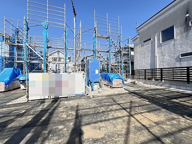 建設が進む街並み、そこに新たな物語が生まれる予感。澄み渡る空の下、確かな品質と丁寧な仕事で、理想の住まいを形にしてまいります 