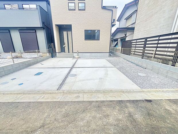 前面道路は広く、駐車がしやすいです。駐車スペース2台分ございます。