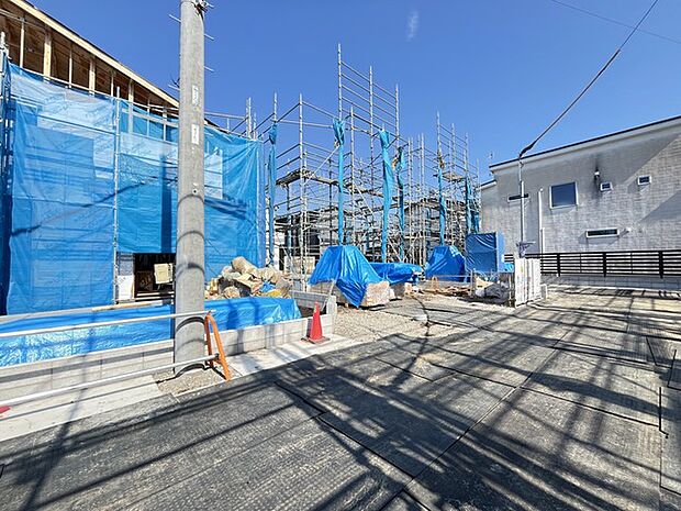 広がる空の下、新しい暮らしが形作られていく現場。静けさの中に息づく、未来への期待感を感じさせる佇まいです