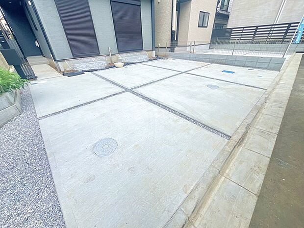 前面道路は広く、駐車がしやすいです。駐車スペース2台分ございます。