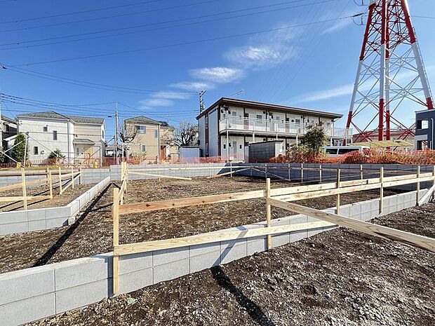 戸建てが立ち並ぶ静かな住宅街。四季折々の移り変わりを感じながら自然と楽しみ、暮らす、そんな毎日を日々の中で感じられる住環境