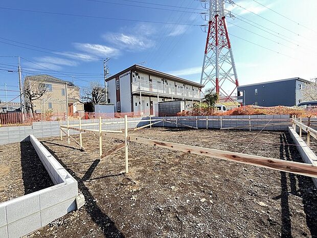 広がる空の下、新しい営みが息づくこの場所から、あなたの未来が始まります。整備された基盤が、住まう日々への確かな希望を紡ぎ出します 