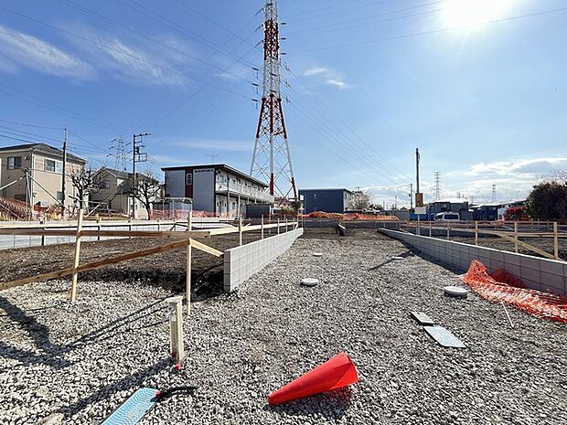 通りから入ったプライベート空間で落ち着いた雰囲気でお住いになる。敷地部分でお子様の遊ぶスペースや駐車スペースに活用できます。 