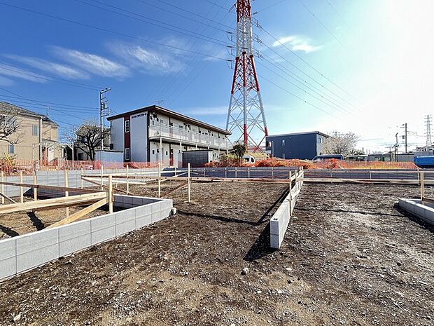 青空の下、新たな暮らしの基礎が静かに築かれていく。広がる空と、整然と並ぶ街並みが、未来への希望を優しく包み込むような、穏やかな風景が広がっています 