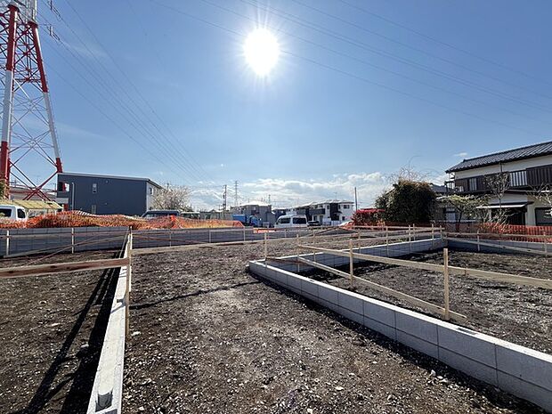 通りから入ったプライベート空間で落ち着いた雰囲気でお住いになる。敷地部分でお子様の遊ぶスペースや駐車スペースに活用できます。