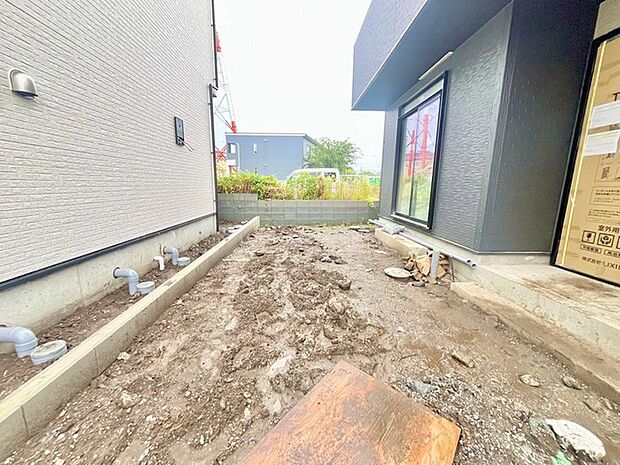 戸建てならではのお庭スペース。BBQやガーデニング、お子様のプールなど、、、、様々な楽しみ方ができるプライベート空間。ご家族皆さままで思いっきりお楽しみください。