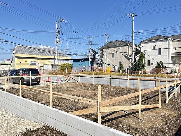 戸建てが立ち並ぶ静かな住宅街。四季折々の移り変わりを感じながら自然と楽しみ、暮らす、そんな毎日を日々の中で感じられる住環境 