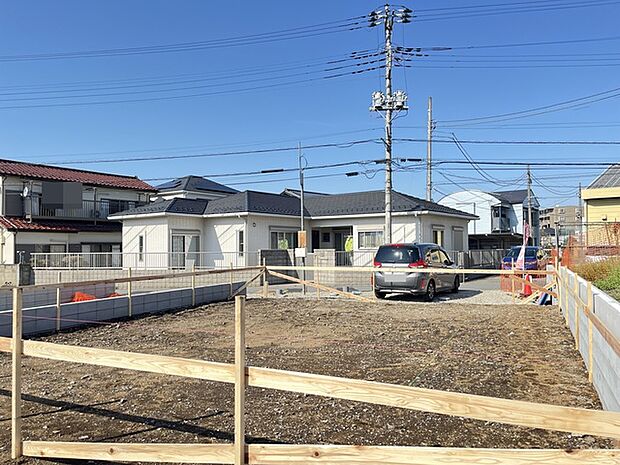 穏やかな風景に調和する、落ち着いた住まい。広々とした敷地が、日々の暮らしにゆとりと安らぎをもたらします 
