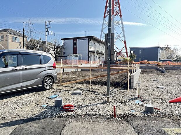 澄み渡る空の下、新しい暮らしの基盤が築かれる静かな現場。広がる空間に、穏やかな未来への期待が膨らみます 