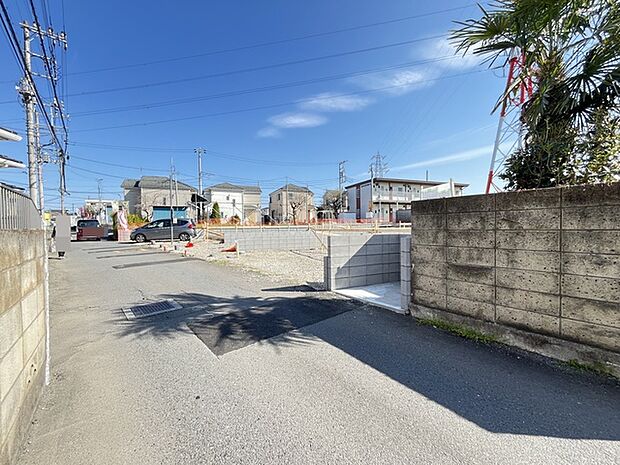 戸建てが立ち並ぶ静かな住宅街。四季折々の移り変わりを感じながら自然と楽しみ、暮らす、そんな毎日を日々の中で感じられる住環境