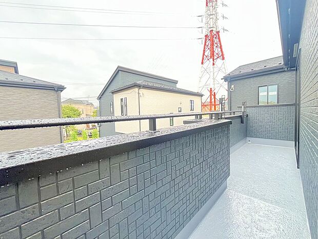南側のお部屋から出入りできる、奥行きのあるワイドバルコニー。心地よい陽射しと暖かな風を楽しむことが出来ます。
