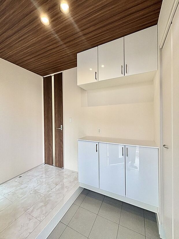 明るく開放的な玄関、靴の脱ぎ履きもしやすく、収納も豊富でご家族皆様の靴をスッキリ収納できます。 