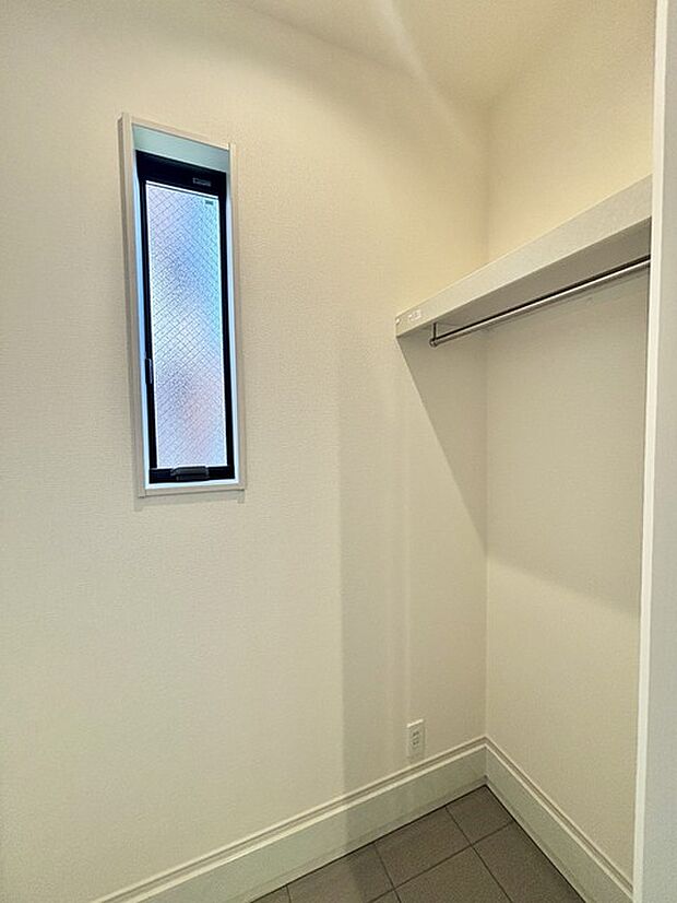 土間収納付きでベビーカーやゴルフバック、お子様のおもちゃもスッキリ収納できます。 