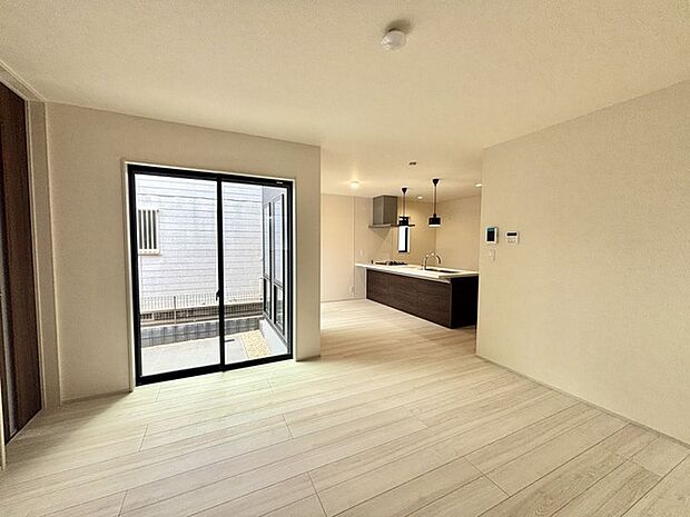 夕食の時間。家族、友人、両親、親戚との会話がより料理を美味しくしてくれる。あっという間に時間が過ぎてしまう居心地の良さは、普段はほっとする空間としてここにあります。 