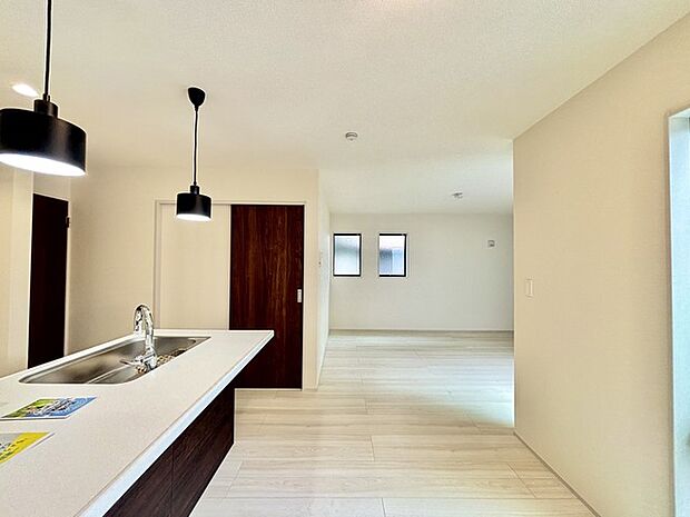 家族が一番集まる場所だから広々としつつも素敵な空間であって欲しい。皆がくつろぐリビングからキッチンまでが一つに繋がる空間。 