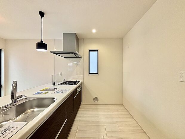 明るい光が降り注ぐ窓があるキッチンはお料理を作る時の気持ちもいつもより明るくなります。近くに窓があるので換気もしやすいですね。